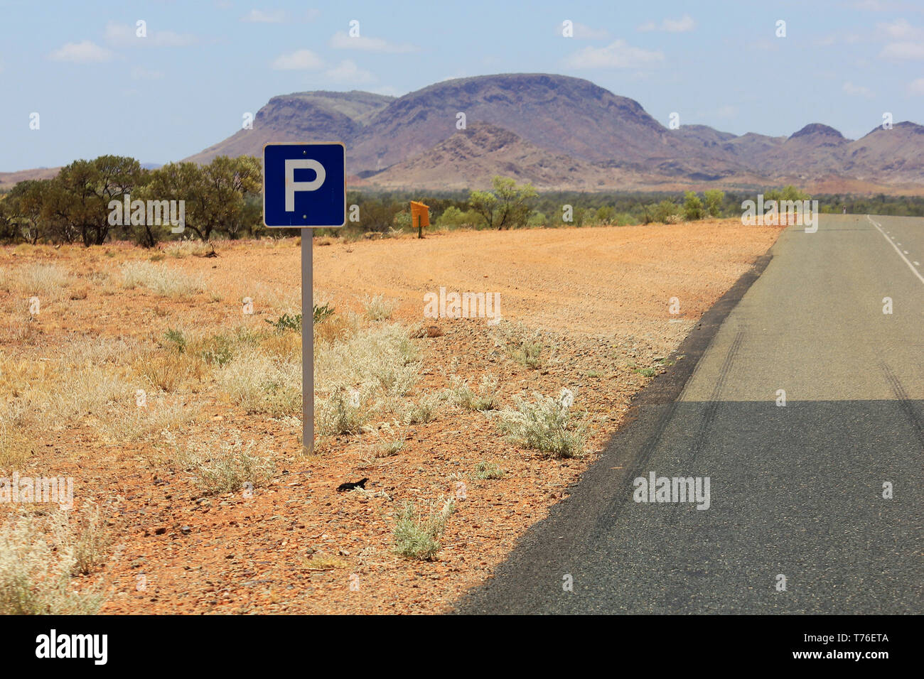 Parking sur le côté d'une route de l'ouest de l'Australie près de Tom Price Banque D'Images