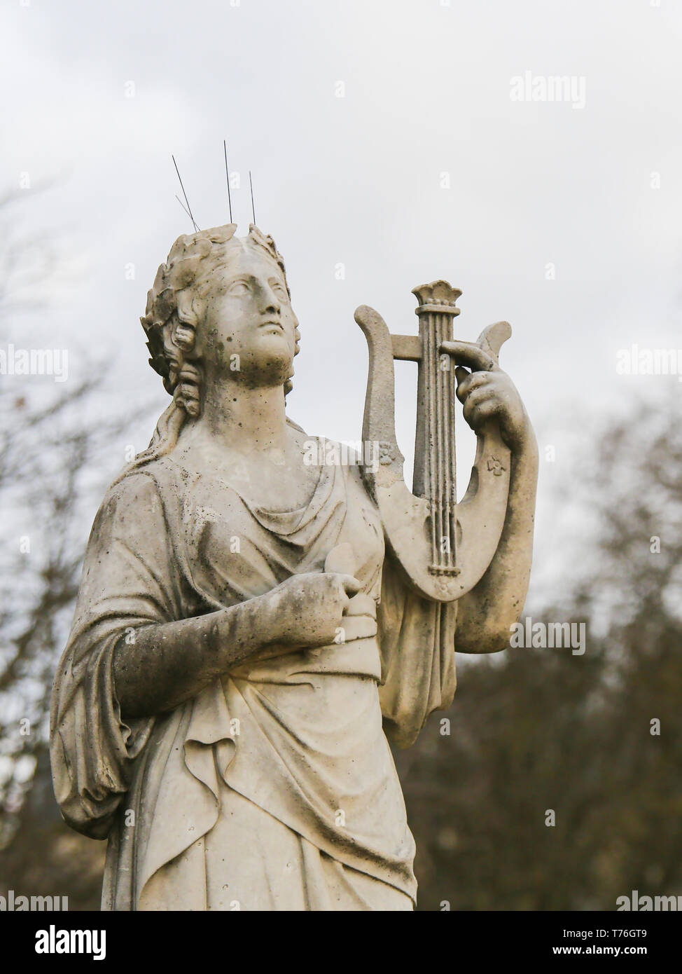 Statue de Calliope, dans la mythologie grecque la muse qui préside à l'éloquence et la poésie épique, tenant une lyre dans le Jardin du Luxembourg, Paris, France Banque D'Images