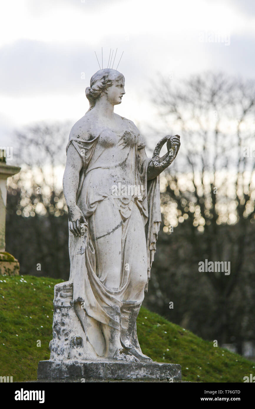 Statue de flore, une déesse romaine des fleurs et de la saison du printemps dans le Jardin du Luxembourg, Paris, France Banque D'Images