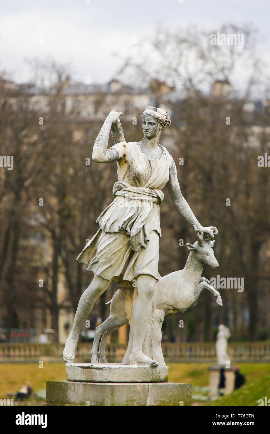 Statue de Diana, une déesse romaine de la chasse, de la lune, et de la nature, associées à des animaux sauvages et de bois dans le Jardin du Luxembourg, Paris, Fran Banque D'Images