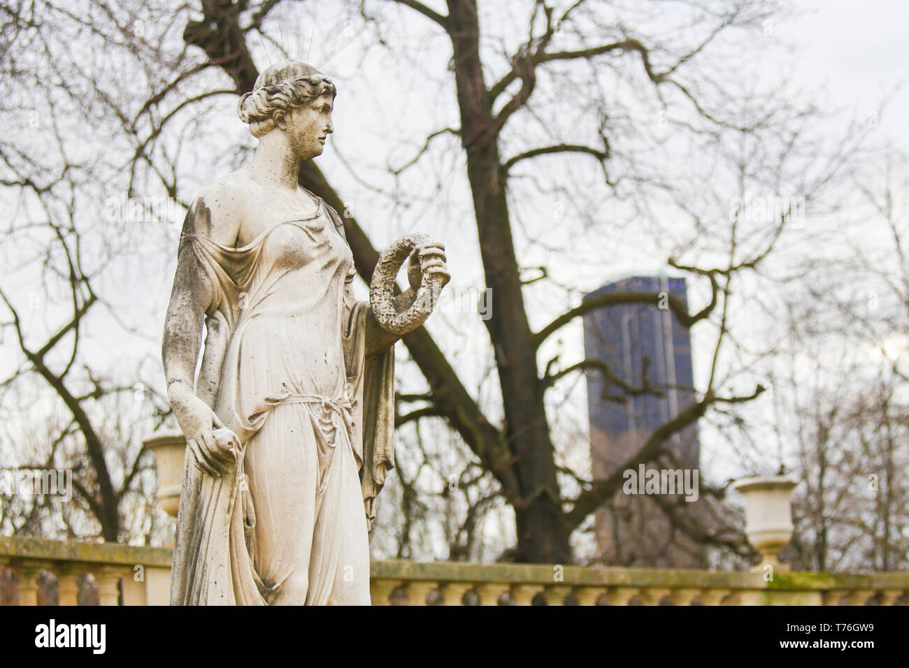 Statue de flore, une déesse romaine des fleurs et de la saison du printemps dans le Jardin du Luxembourg, Paris, France Banque D'Images