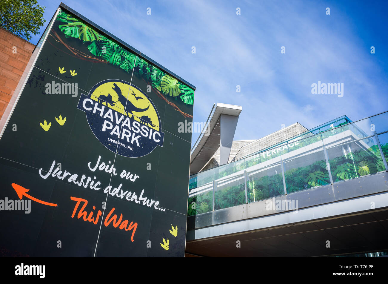 La publicité pour le printemps 2019 Chavassic' 'Parc Dinosaur Park au centre commercial Liverpool One, UK. Banque D'Images