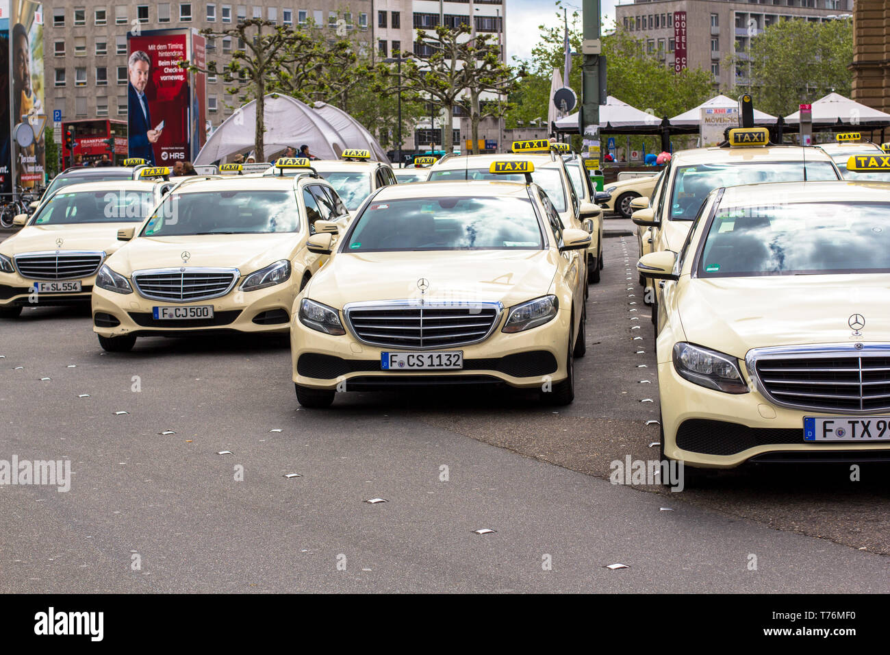 Frankfurt am Main, Allemagne. Hauptbahnhof, le 28 avril 2019, Taxi parking en Allemagne. Les taxis de Francfort sont surtout Mercedeses Banque D'Images
