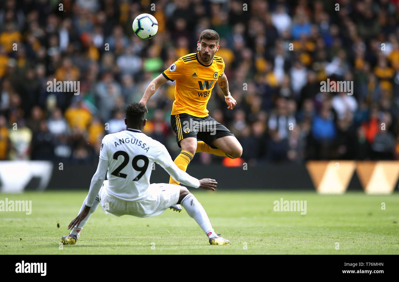 Wolverhampton Wanderers' Ruben Neves (à droite) et l'Andre-Frank Zambo Anguissa Fulham (à gauche) et au cours de la Premier League match à Molineux, Wolverhampton. Banque D'Images