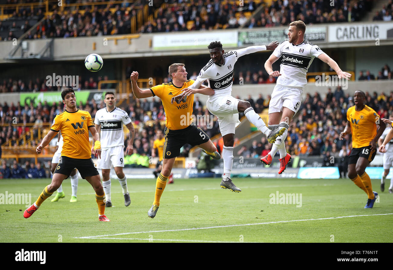 Ryan Bennett des Wolverhampton Wanderers (à gauche) bataille pour la balle avec Fulham est Andre-Frank Zambo Anguissa et Calum Chambers (à droite) au cours de la Premier League match à Molineux, Wolverhampton. Banque D'Images