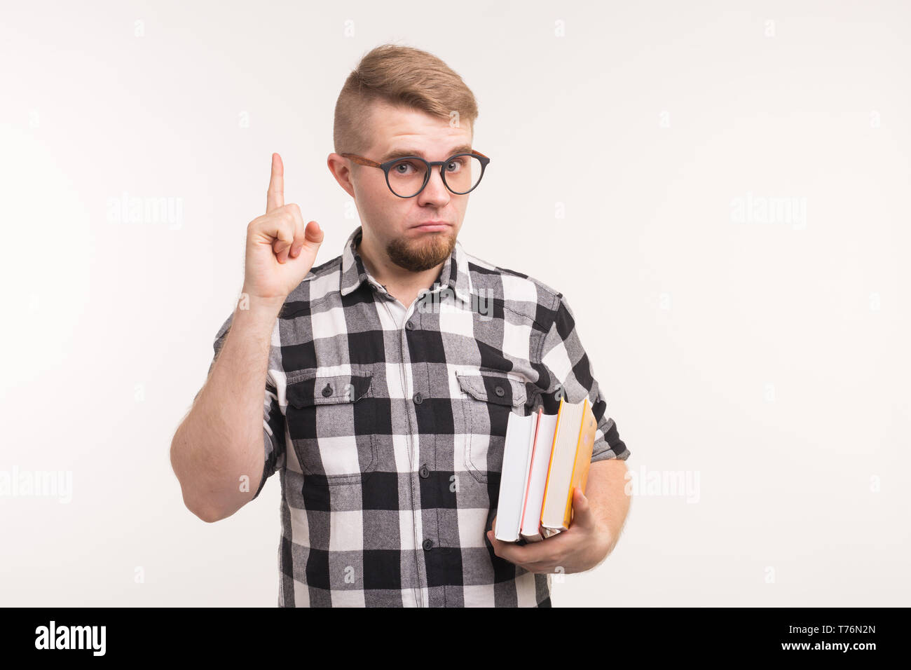 Geek, nerd et éducation concept - bel homme en chemise à carreaux doigts  jusqu'over white background Photo Stock - Alamy