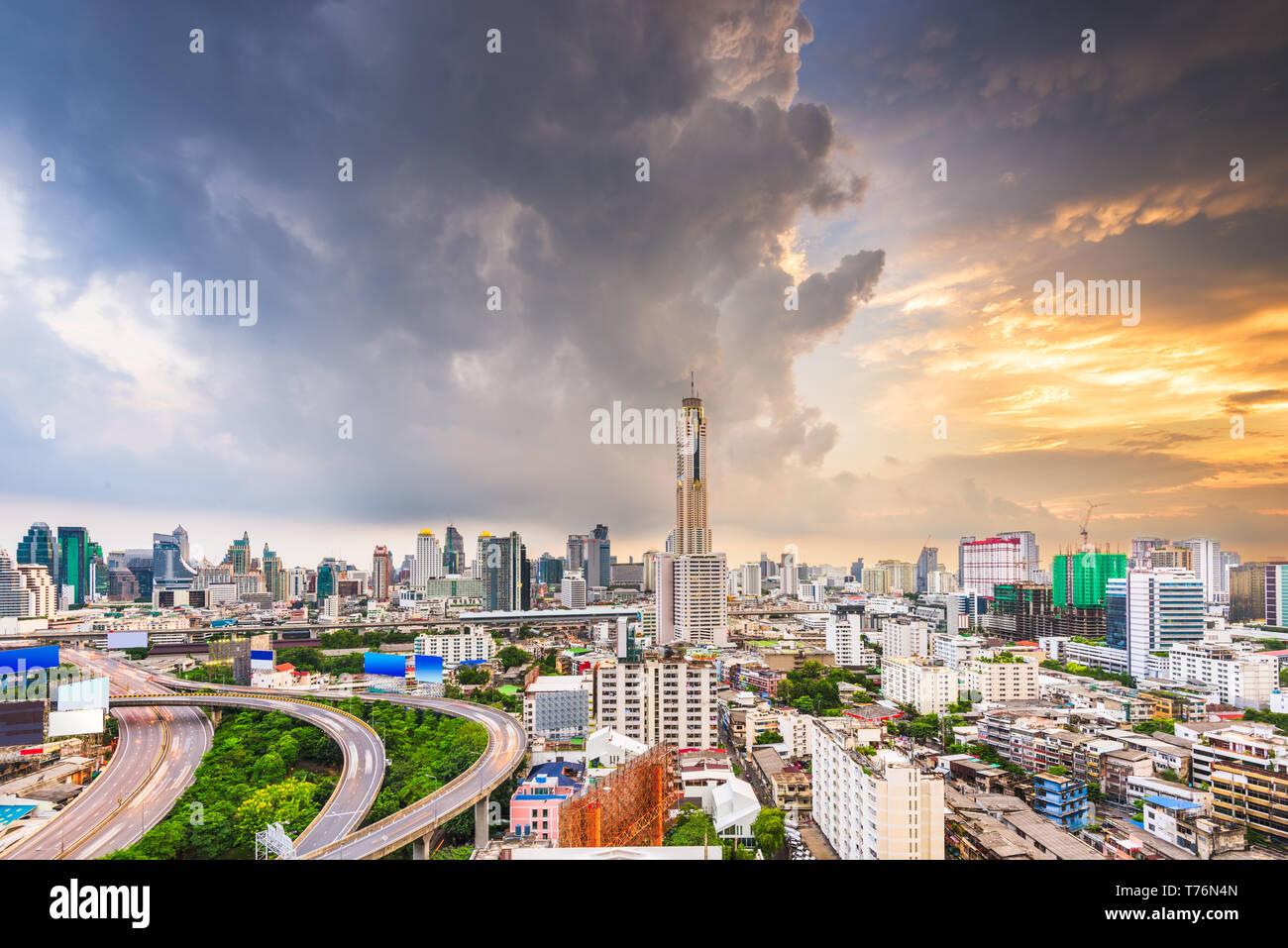 Bangkok, Thaïlande skyline de Ratchathewi District au crépuscule. Banque D'Images