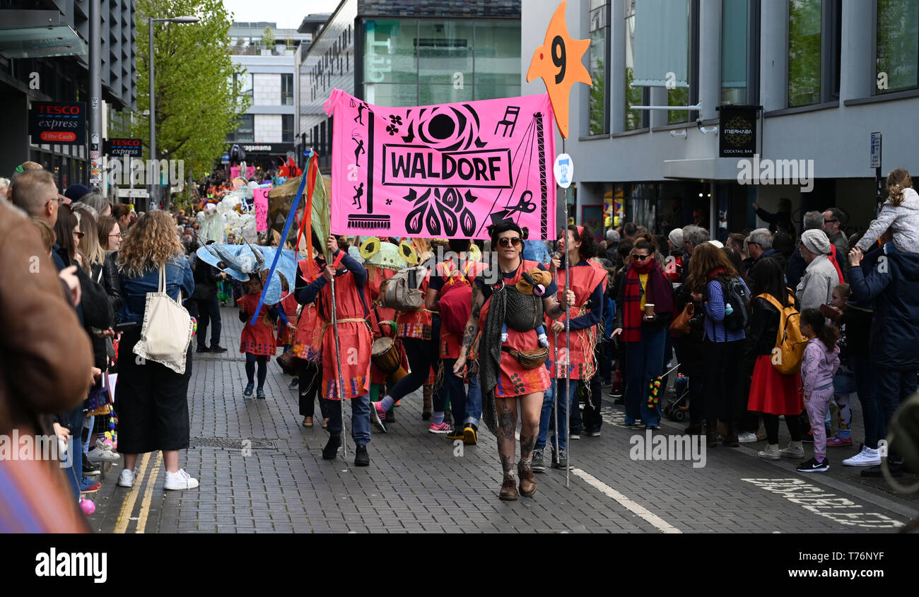 Brighton UK 4 mai 2019 - L'École Steiner Waldorf prend part à l'Assemblée Brighton Festival Children's Parade dans la ville qui a le thème "Les contes du monde entier". Organisé par le même ciel arts group le défilé débute traditionnellement la semaine 3 arts festival avec cette ans directeur d'être le chanteur auteur-compositeur Rokia Traore . Crédit photo : Simon Dack / Alamy Live News Banque D'Images