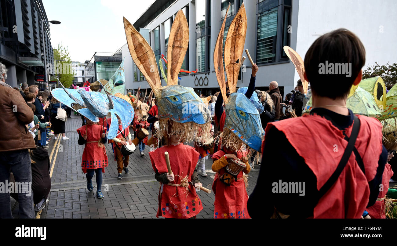 Brighton UK 4 mai 2019 - L'école Waldorf prend part à l'Assemblée Brighton Festival Children's Parade dans la ville qui a le thème "Les contes du monde entier". Organisé par le même ciel arts group le défilé débute traditionnellement la semaine 3 arts festival avec cette ans directeur d'être le chanteur auteur-compositeur Rokia Traore . Crédit photo : Simon Dack / Alamy Live News Banque D'Images