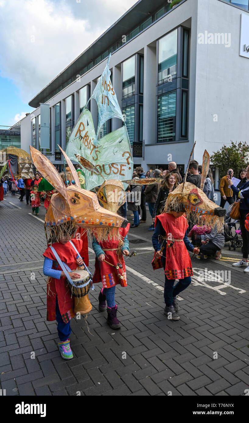 Brighton UK 4 mai 2019 - L'école Waldorf prend part à l'Assemblée Brighton Festival Children's Parade dans la ville qui a le thème "Les contes du monde entier". Organisé par le même ciel arts group le défilé débute traditionnellement la semaine 3 arts festival avec cette ans directeur d'être le chanteur auteur-compositeur Rokia Traore . Crédit photo : Simon Dack / Alamy Live News Banque D'Images