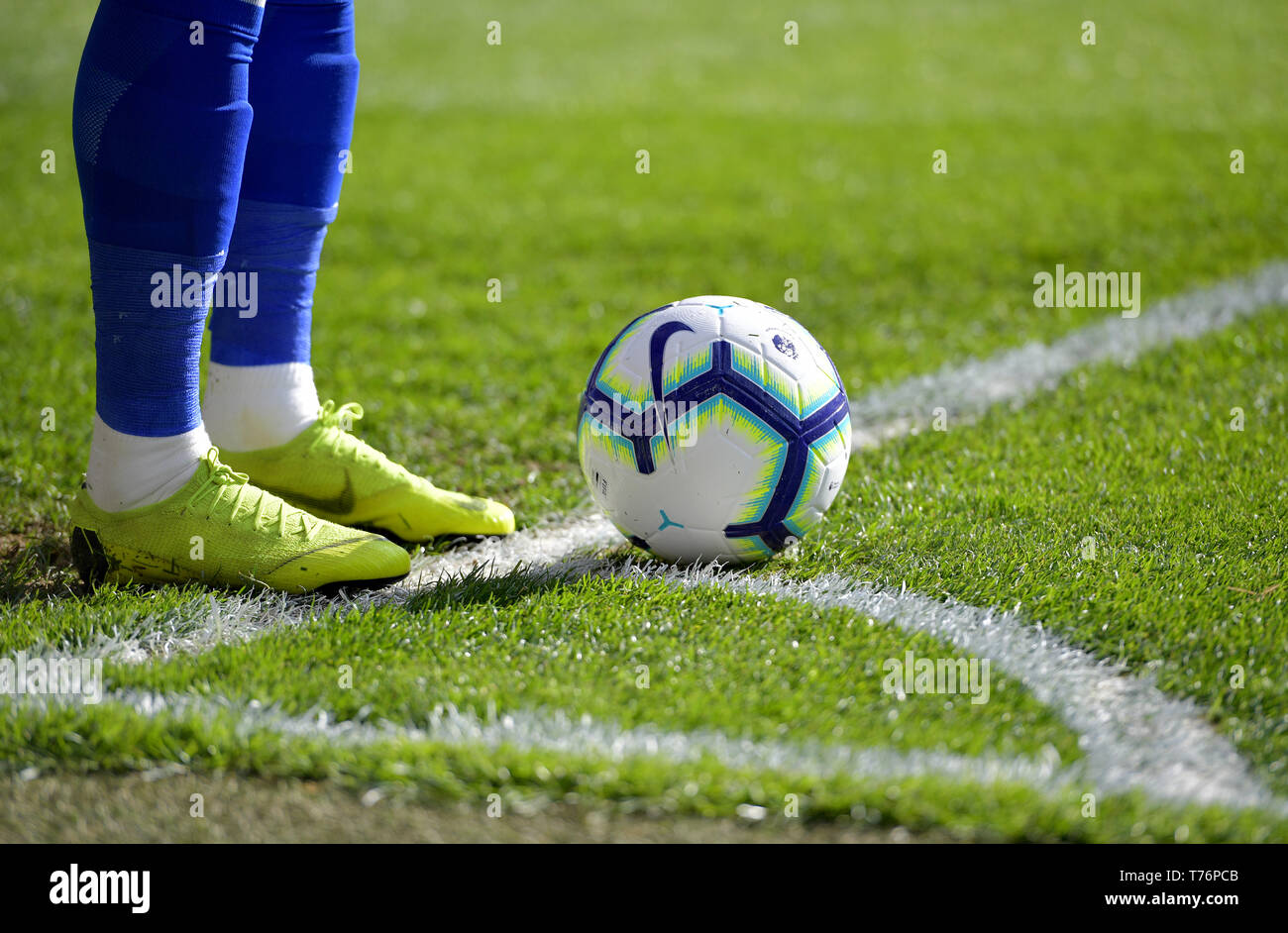 Une vue détaillée d'un nike football Premier League matchday quadrant sur le coin au cours de la Premier League match à Cardiff City Stadium. Banque D'Images