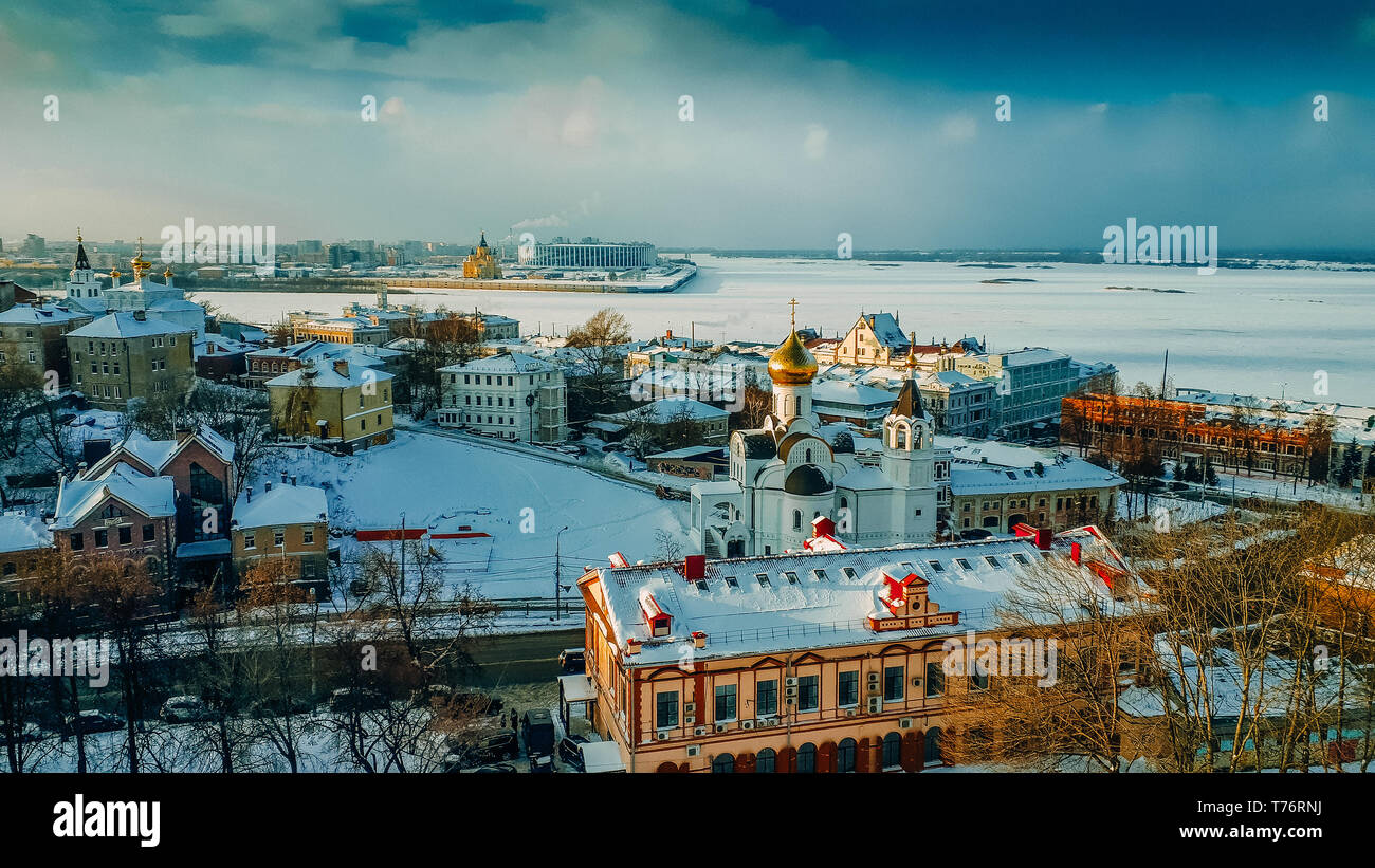 Paysage d'hiver russe avec une vue sur le confluent de l'Oka et de la Volga et de cathédrales à Nizhny Novgorod Banque D'Images