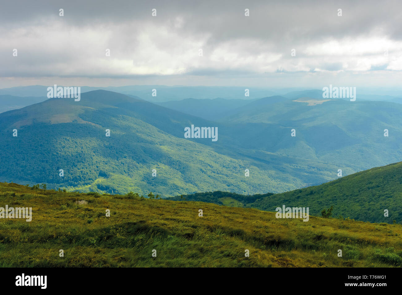 La vallée de soleil allumé en après-midi. beau paysage de montagne et ciel nuageux en lumière dorée. beau paysage après la tempête. vue depuis le sommet d'une hi Banque D'Images