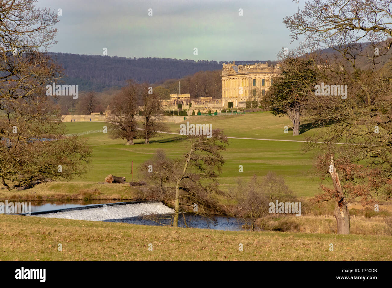 Chatsworth House, un style italien baroque anglais stately home près de Bakewell dans le Derbyshire, vue sur la rivière de Parkland Banque D'Images