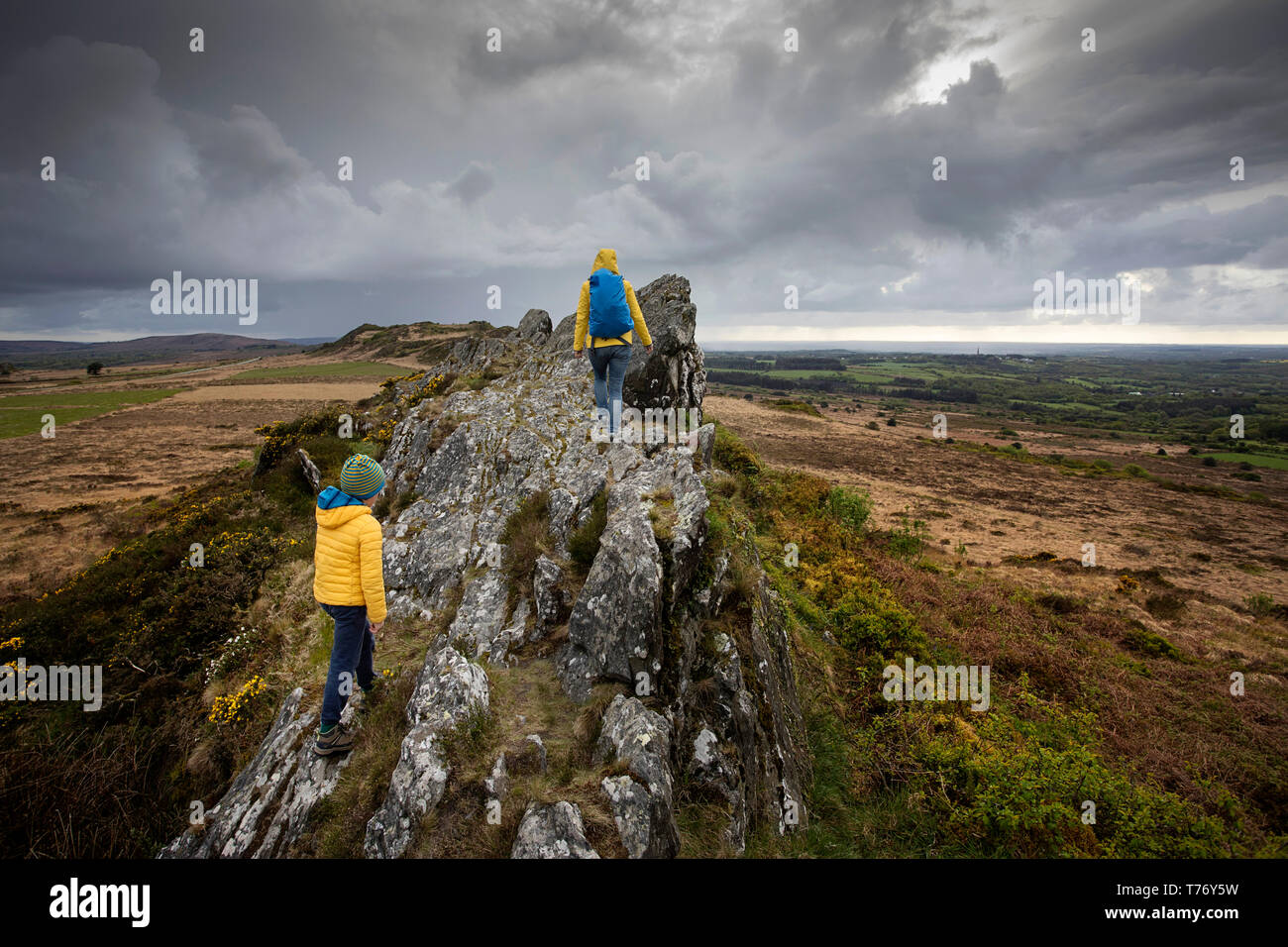 La France, Finistère, Parc Naturel Régional d'Armorique (parc naturel régional d'Armorique), Plouneour Menez, mère et fils de la randonnée dans les Monts d'Arrée Banque D'Images