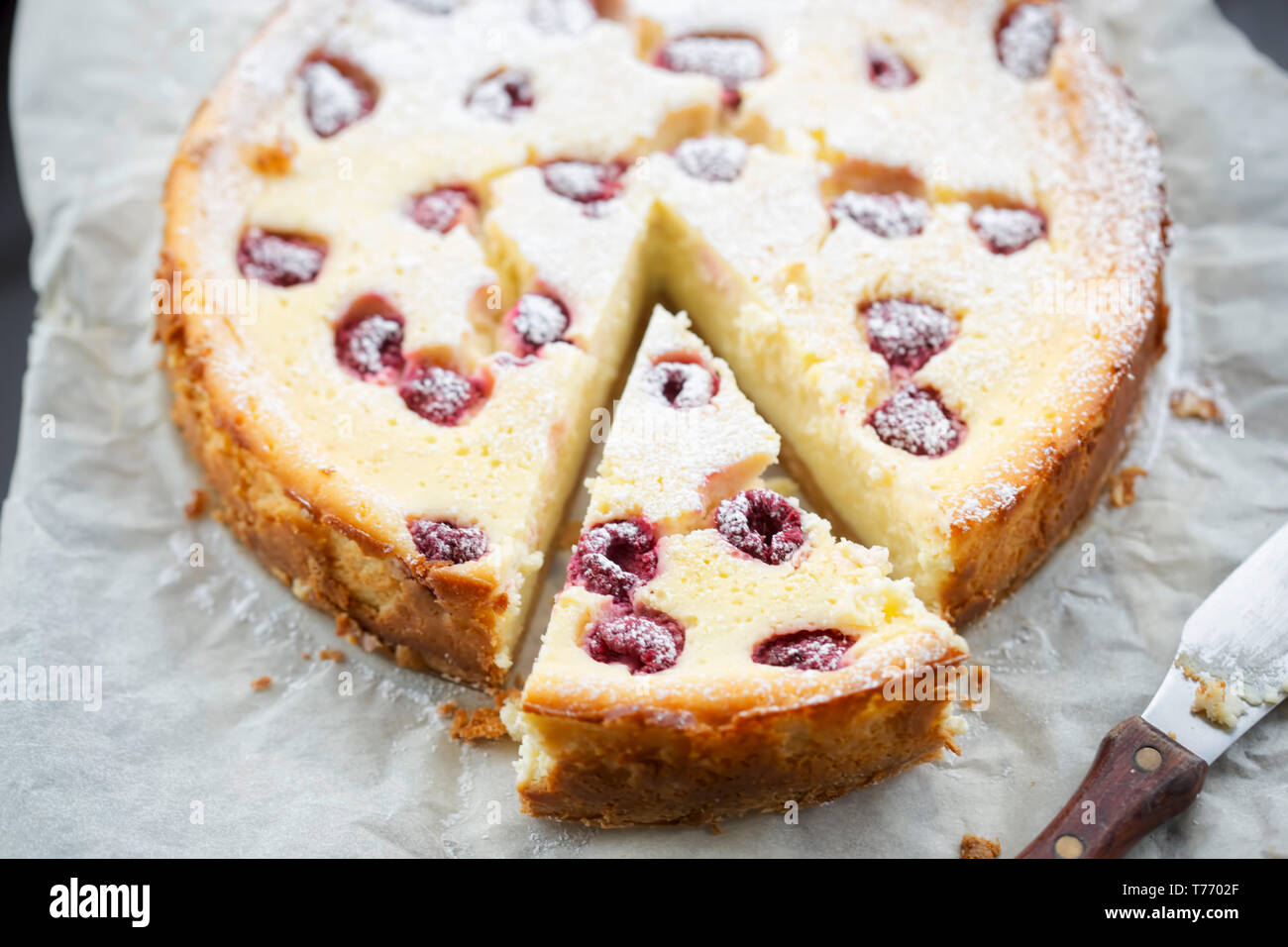 Cheesecake aux framboises de sucre glace Banque D'Images