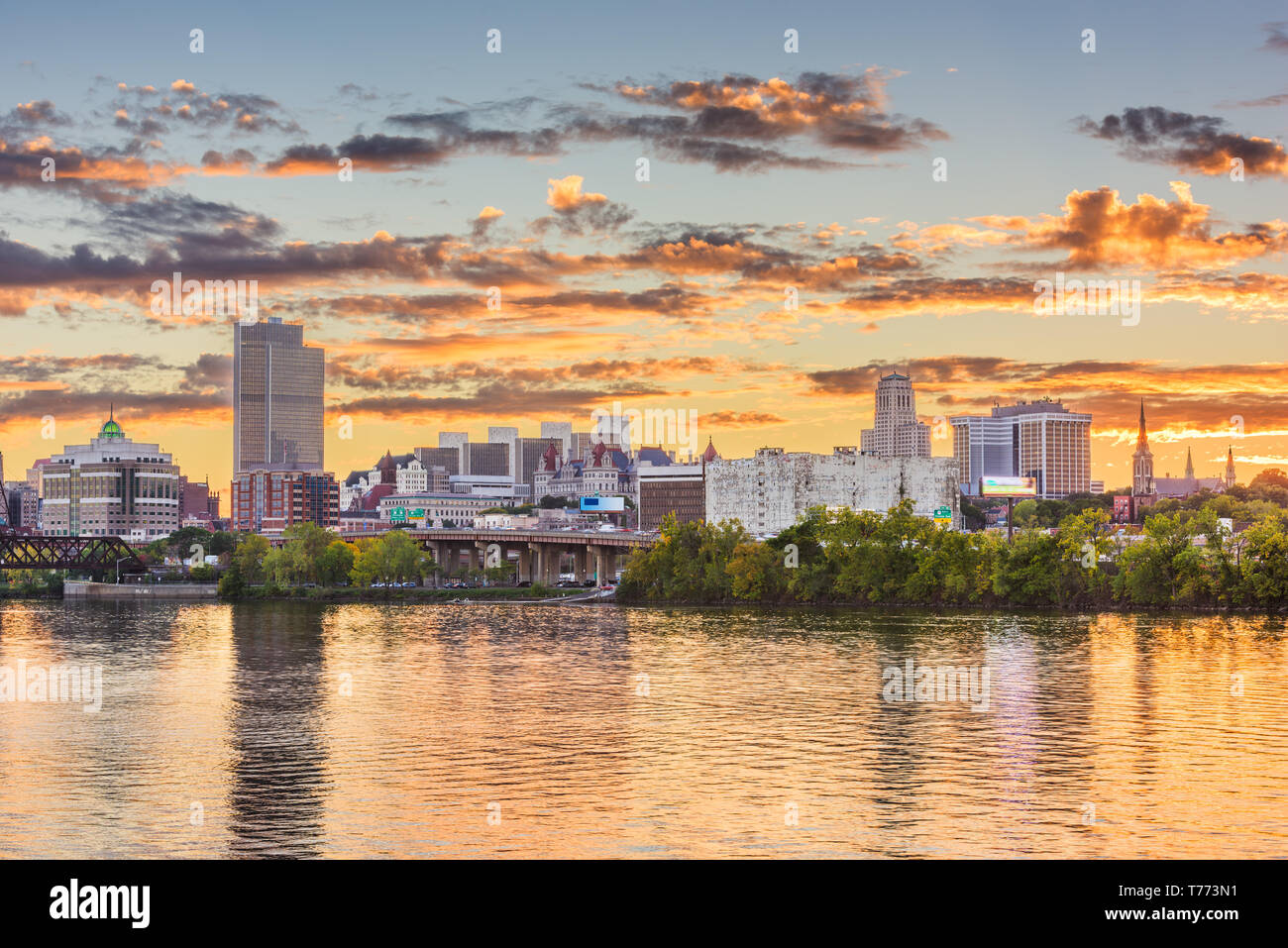 Albany, New York, USA Skyline sur la Rivière Hudson au coucher du soleil. Banque D'Images