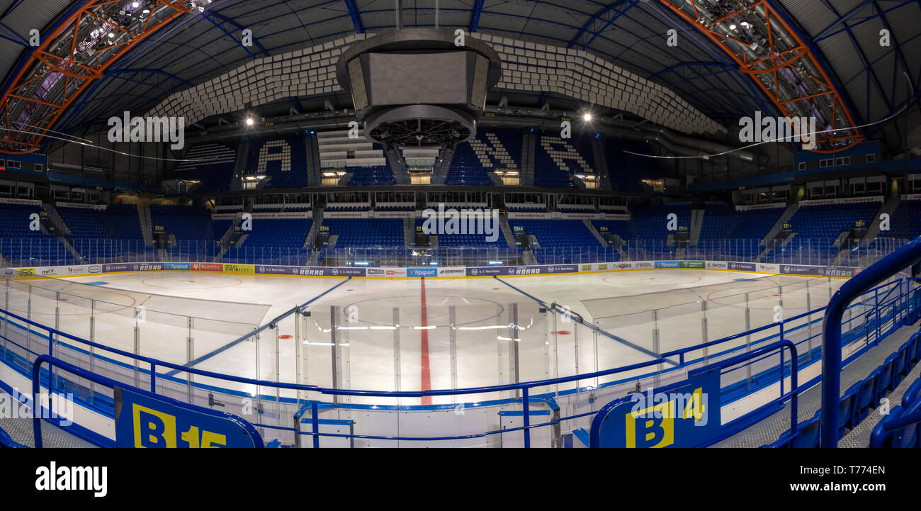 KOSICE, Slovaquie - 29 avril 2019 : à l'intérieur de l'acier - voir Arena stade de hockey sur glace IIHF où International Ice Hockey World Championship 2019 sera Banque D'Images