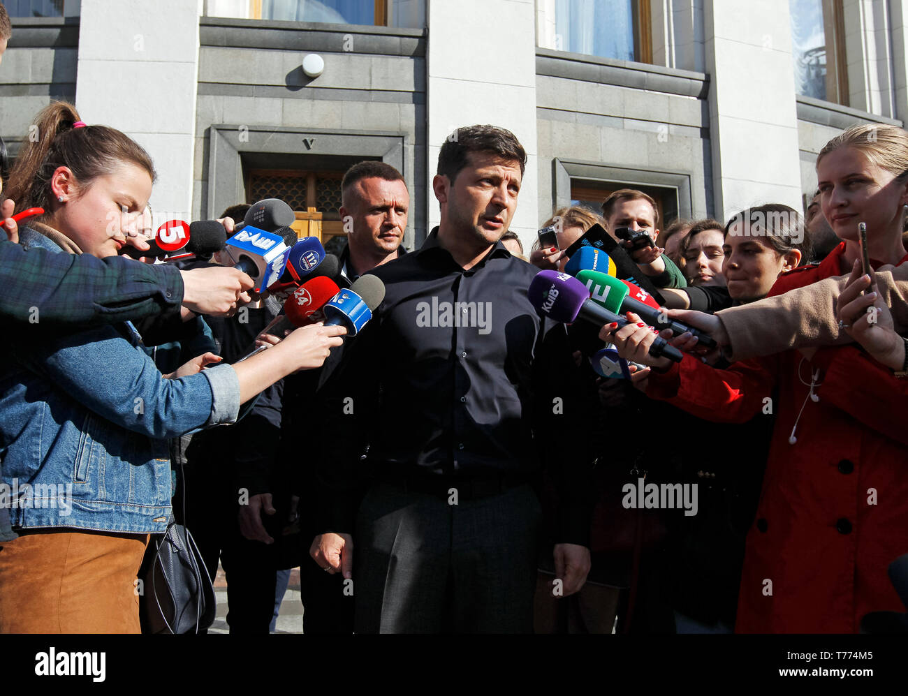 Vladimir Zelensky (C) est vu parler aux médias, après sa réunion. Le président nouvellement élu ukrainien Volodymyr Zelensky se réunit avec les législateurs du Parlement ukrainien et décide le 19 mai comme date de son investiture, selon Euronews rapport de l'agence informe. Banque D'Images