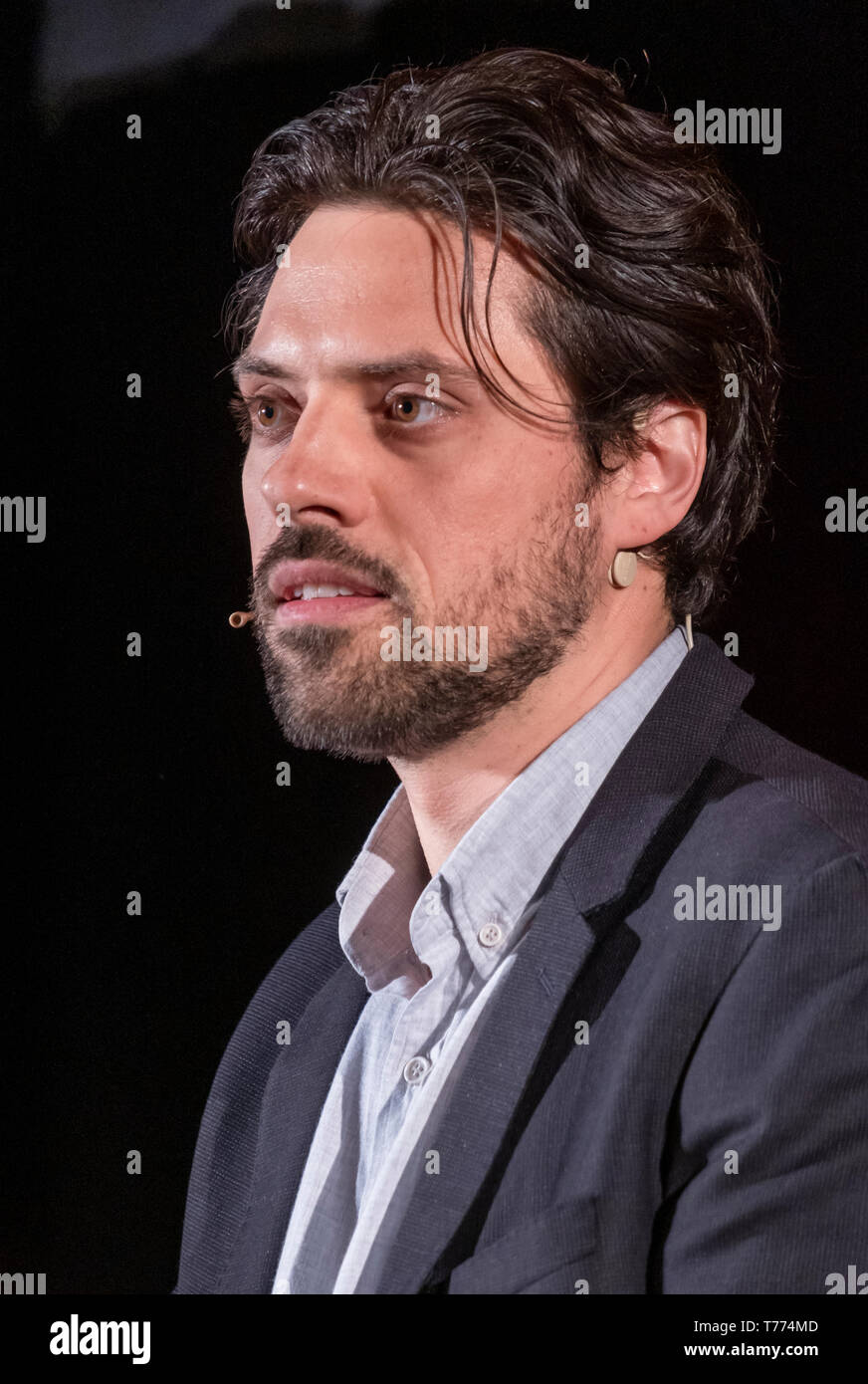 L'avocat de la défense Jordi Cuixart Olivier Peter est perçu au cours de la présentation de la preuve interdit par la Cour suprême. Marcel Mauri de los Rios, porte-parole de l'association Omnium pro-indépendance culturelle et Olivier Peter, avocat de la défense pour Jordi Cuixart, ont participé à l'événement, le interdit la preuve de la Cour suprême, à découvert, organisé par Omnium Cultural consistait en l'affichage des vidéos de la répression policière lors de l'élection jour d'octobre 1. Le juge de la Cour suprême espagnole, Manuel Marchena, ne permet pas à l'affichage de ces vidéos pendant l'testimo Banque D'Images