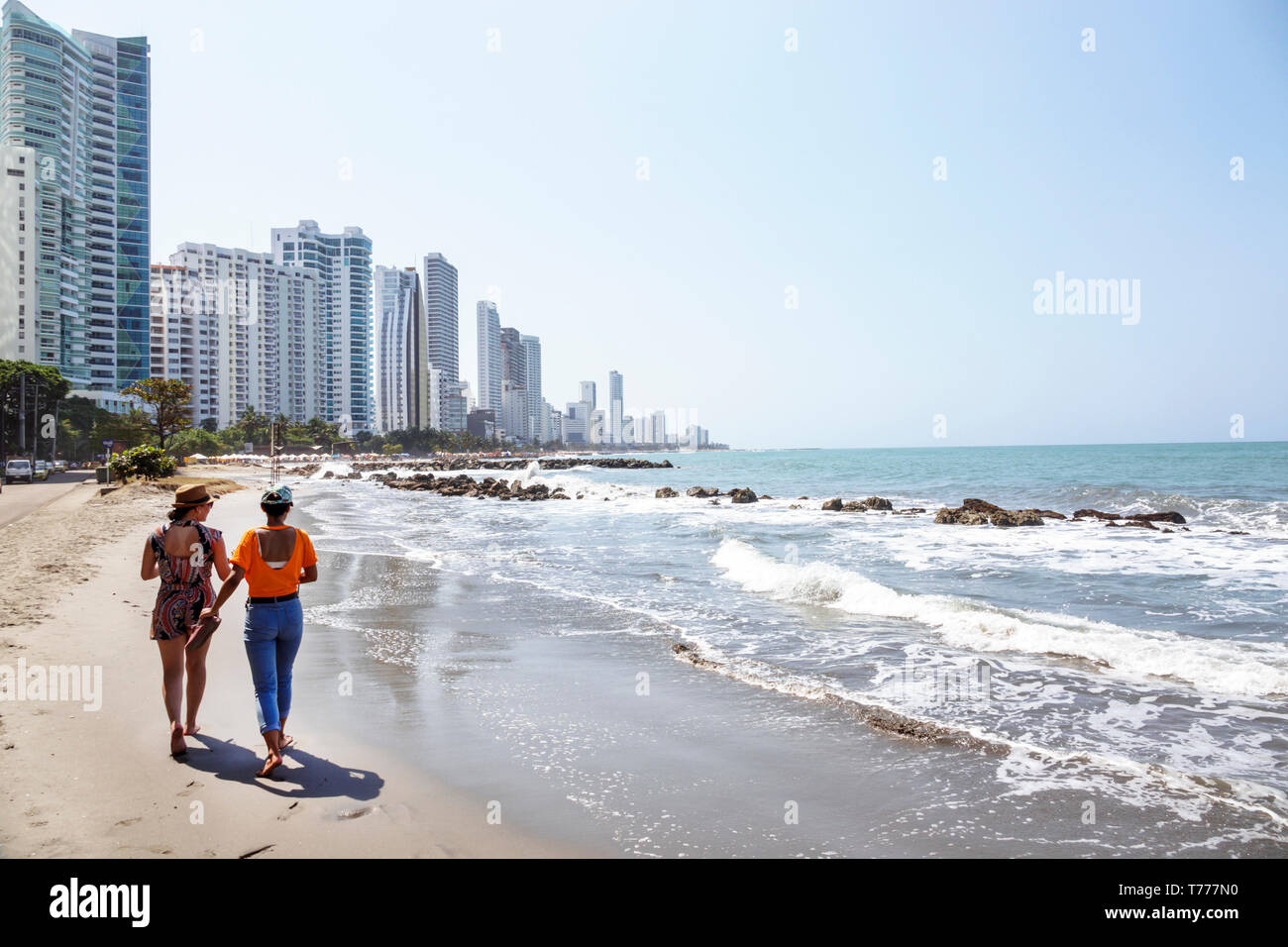 Colombie Cartagena Bocagande, mer des Caraïbes plage publique de plages, hispanique femmes amis surf, les élévations, grandes tours condominiums appartements Banque D'Images