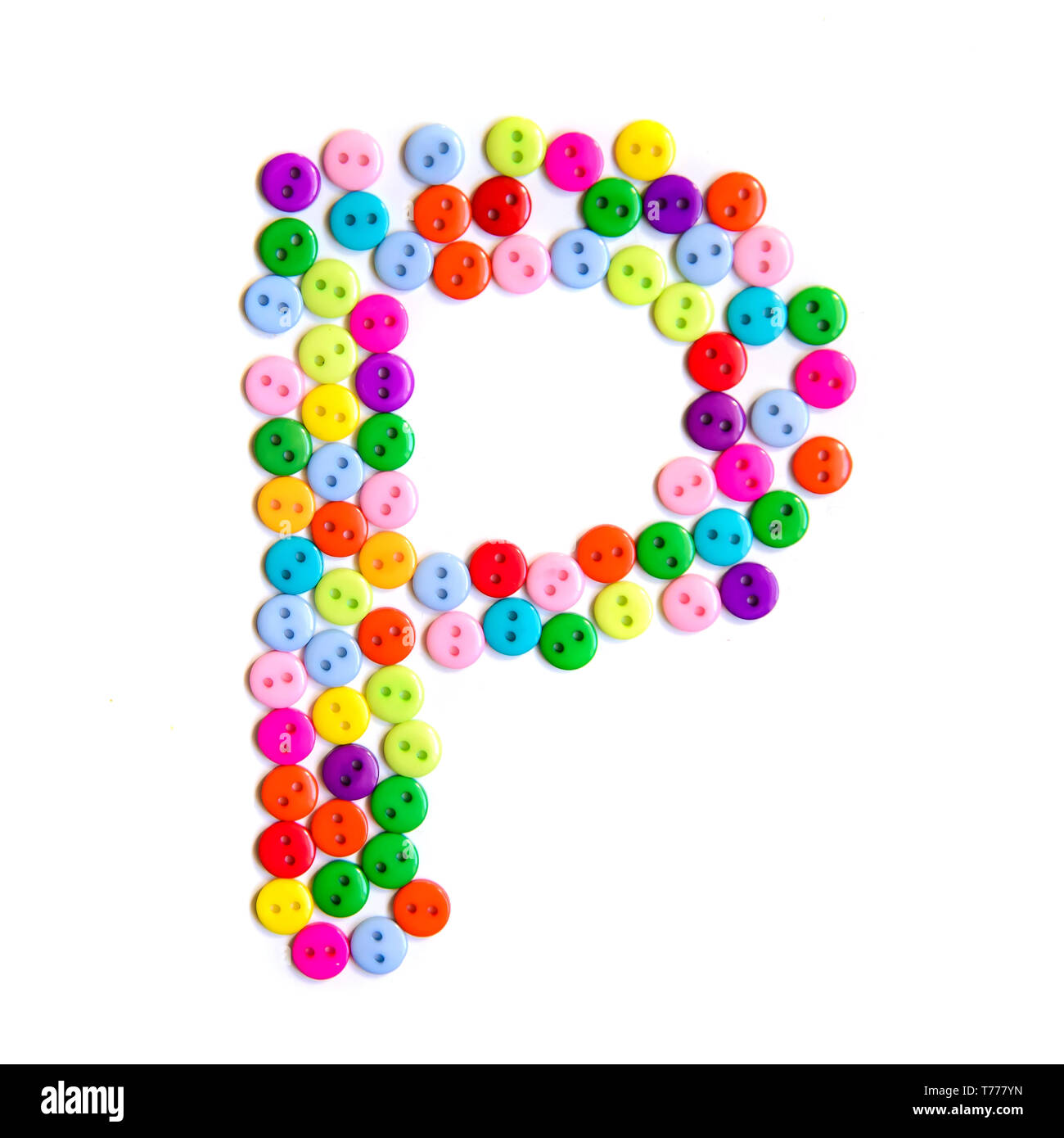 Lettre P de l'alphabet anglais d'un groupe de petits boutons colorés sur fond blanc Banque D'Images