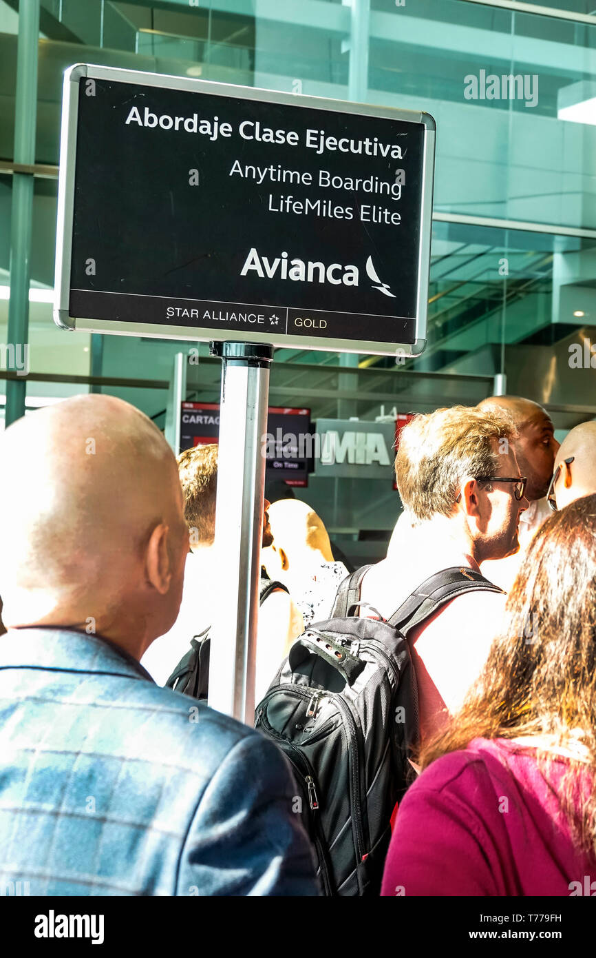 Miami Florida, aéroport international MIA, porte, Avianca Airlines, adultes homme hommes, femme femme femme femme dame, vol de départ, comité d'élite exécutif Banque D'Images