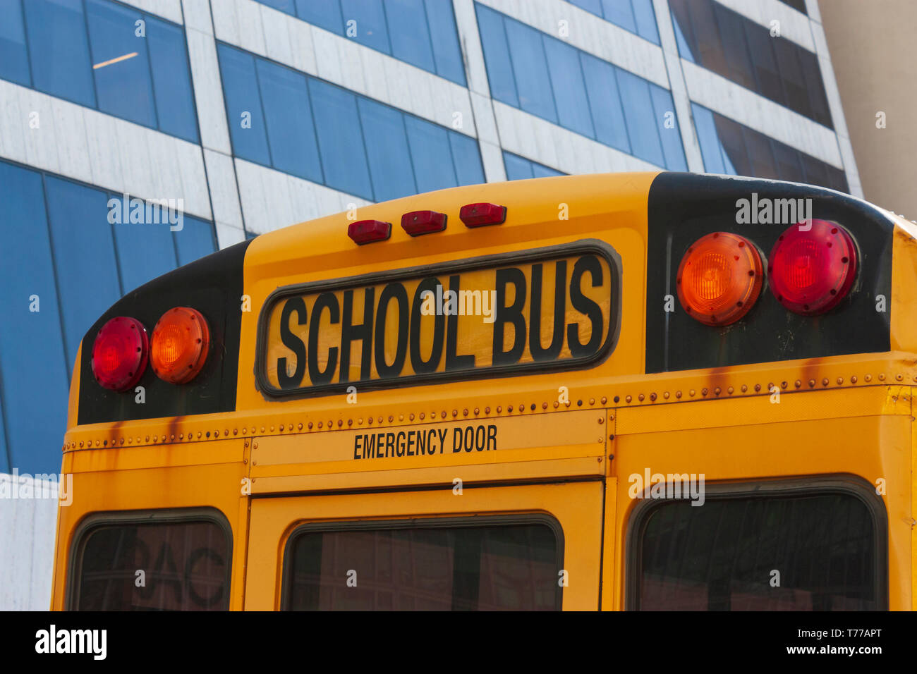 Bus scolaire à Midtown Manhattan, New York City, USA Banque D'Images