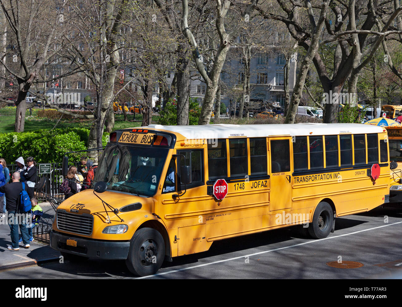 Bus scolaire à proximité de Central Park, Upper Manhattan, New York City, USA Banque D'Images