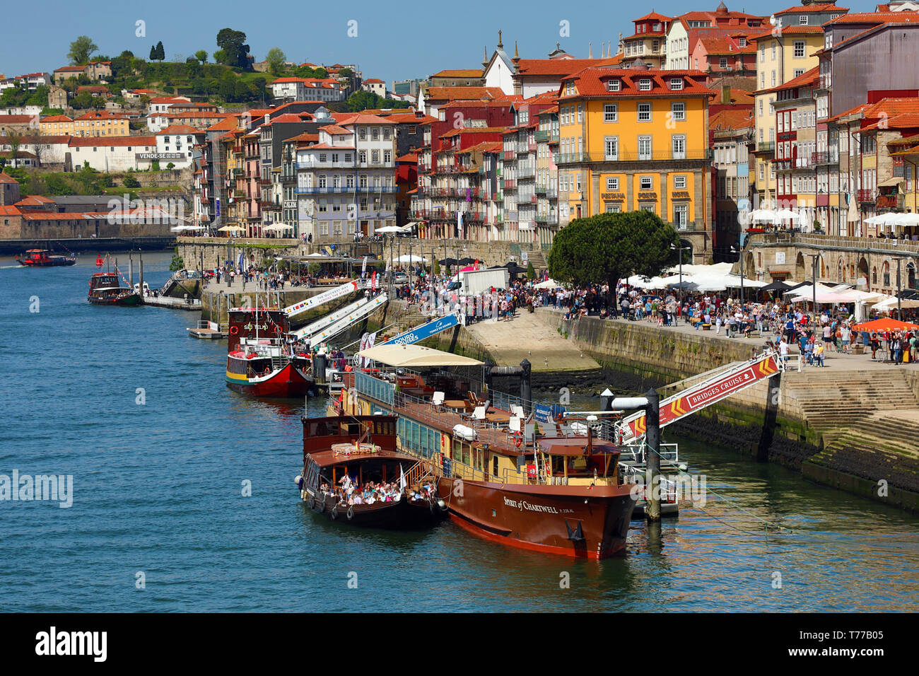 Bateaux de touristes sur le fleuve Douro à Porto, Portugal Banque D'Images