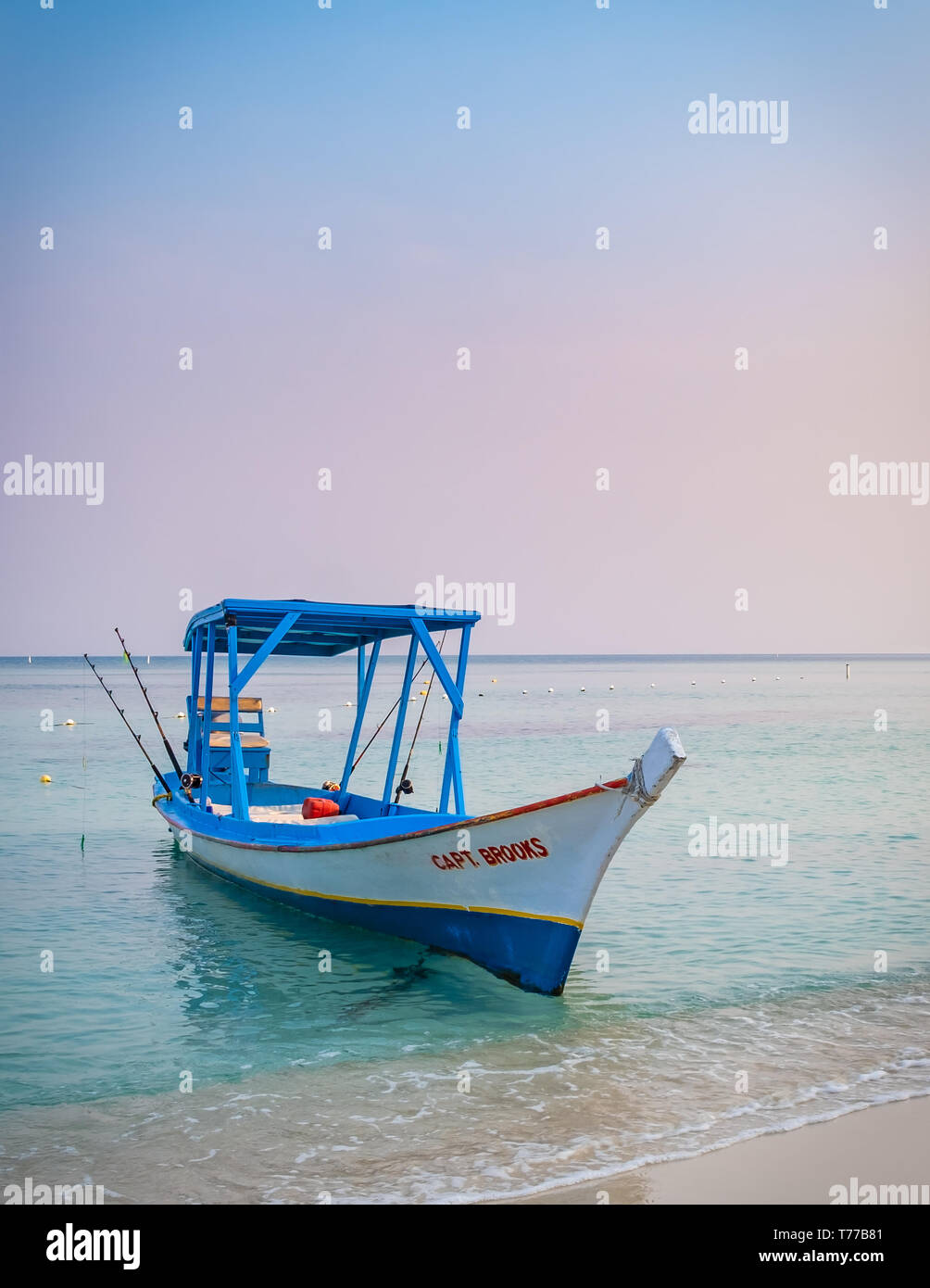 Petit bateau de pêche disponibles à la location a photographié à l'aube à West Bay Roatan Honduras. Banque D'Images