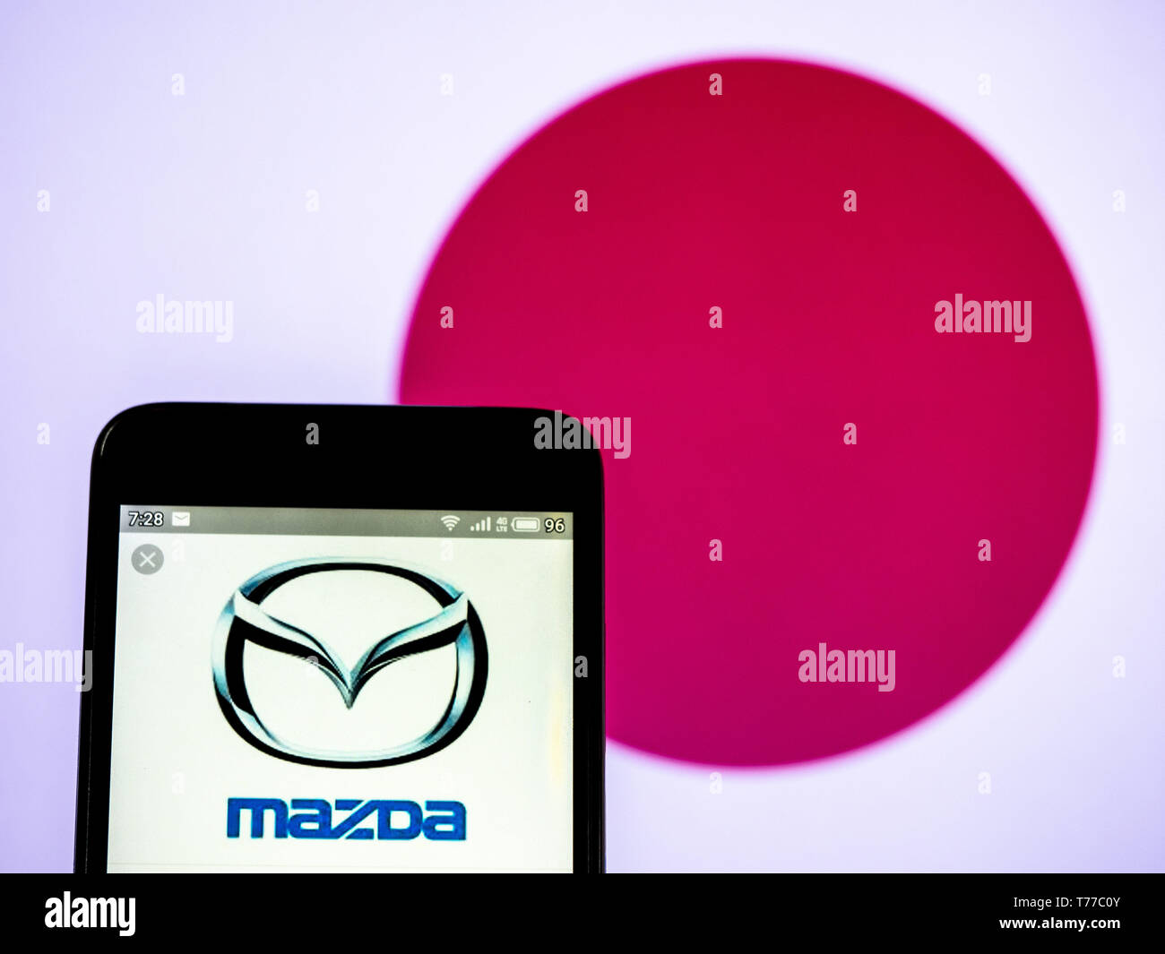 L'Ukraine. 4 mai, 2019. Sur cette photo, l'illustration a Mazda Motor Corporation vu le logo affiché sur un smartphone. Crédit : Igor Golovniov SOPA/Images/ZUMA/Alamy Fil Live News Banque D'Images