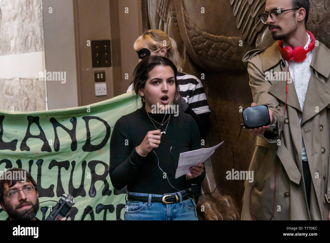 Londres, Royaume-Uni. 4e mai 2019. Yasmin Younis parle de pillage récent à partir de l'Iraq sur la visite non officielle du British Museum par 'militants ou BP BP pas ?' de campagne australienne Rodney Kelly a parlé de l'Gweagal Eskanda bouclier, Samir sur les objets à partir de la 'bible' des fouilles en Palestine et Petros Papadopoulos sur les marbres du Parthénon. Crédit : Peter Marshall/Alamy Live News Banque D'Images