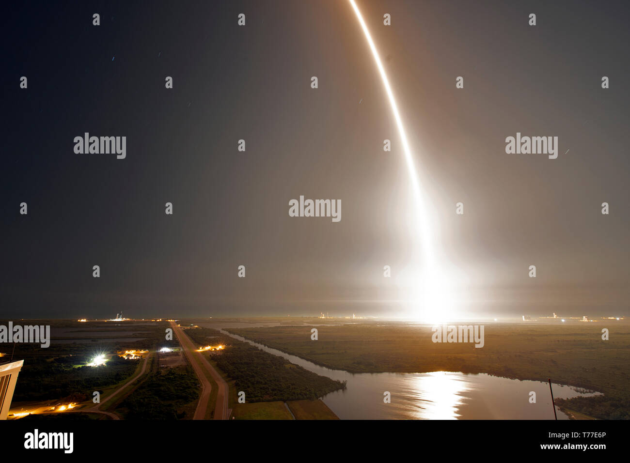 En Floride, aux États-Unis. 04 mai, 2019. Une longue exposition montrant le SpaceX Falcon 9 rocket blasting off transportant le Dragon de la cargaison commerciale capsule sur la mission DU CS EX-17 à la Station spatiale internationale à partir du Centre spatial Kennedy le 4 mai 2019 à Cape Canaveral, en Floride. Le Dragon offrira environ 5 500 livres d'instruments scientifiques, des fournitures et du matériel de l'équipage au laboratoire orbital et son équipage. Credit : Planetpix/Alamy Live News Banque D'Images