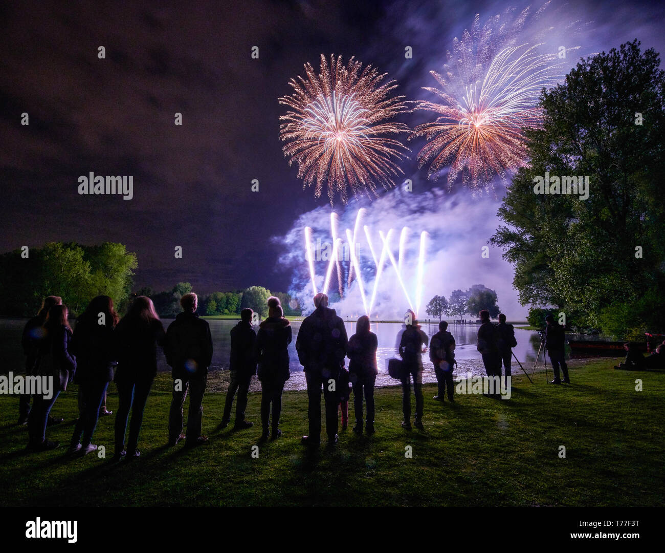 Bonn, Allemagne. Le 05 mai, 2019. Un feu d'artifice peut être vu dans la Rheinaue à Bonn au 'Rhein dans Flammen' festival. Du 3 au 5 mai il y aura un programme d'artifice et le long du Rhin de Bonn à Bad Hönningen. Credit : Volker Lannert/dpa/Alamy Live News Banque D'Images