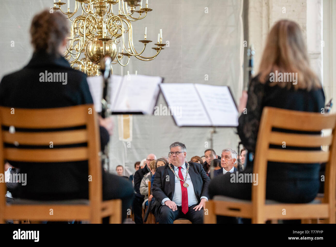 Nimègue, aux Pays-Bas. 04 mai, 2019. Maire de Nijmegen Hubert Bruls vu écouter de la musique au cours d'une cérémonie à l'intérieur de l'église St-Stephen's. Célébrations du Jour du souvenir des victimes de la DEUXIÈME GUERRE MONDIALE à Nimègue a eu lieu avec plusieurs cérémonies, y compris : le dévoilement d'une plaque avec une liste d'honneur des soldats tombés de la DEUXIÈME GUERRE MONDIALE sur la place, 1944 Plein après cela, la commémoration a eu lieu au 'Kitty de wijze', puis de la église une procession silencieuse dans les rues de 'Keizer Traianusplein', où deux monuments des victimes de la DEUXIÈME GUERRE MONDIALE. Credit : SOPA/Alamy Images Limited Live New Banque D'Images