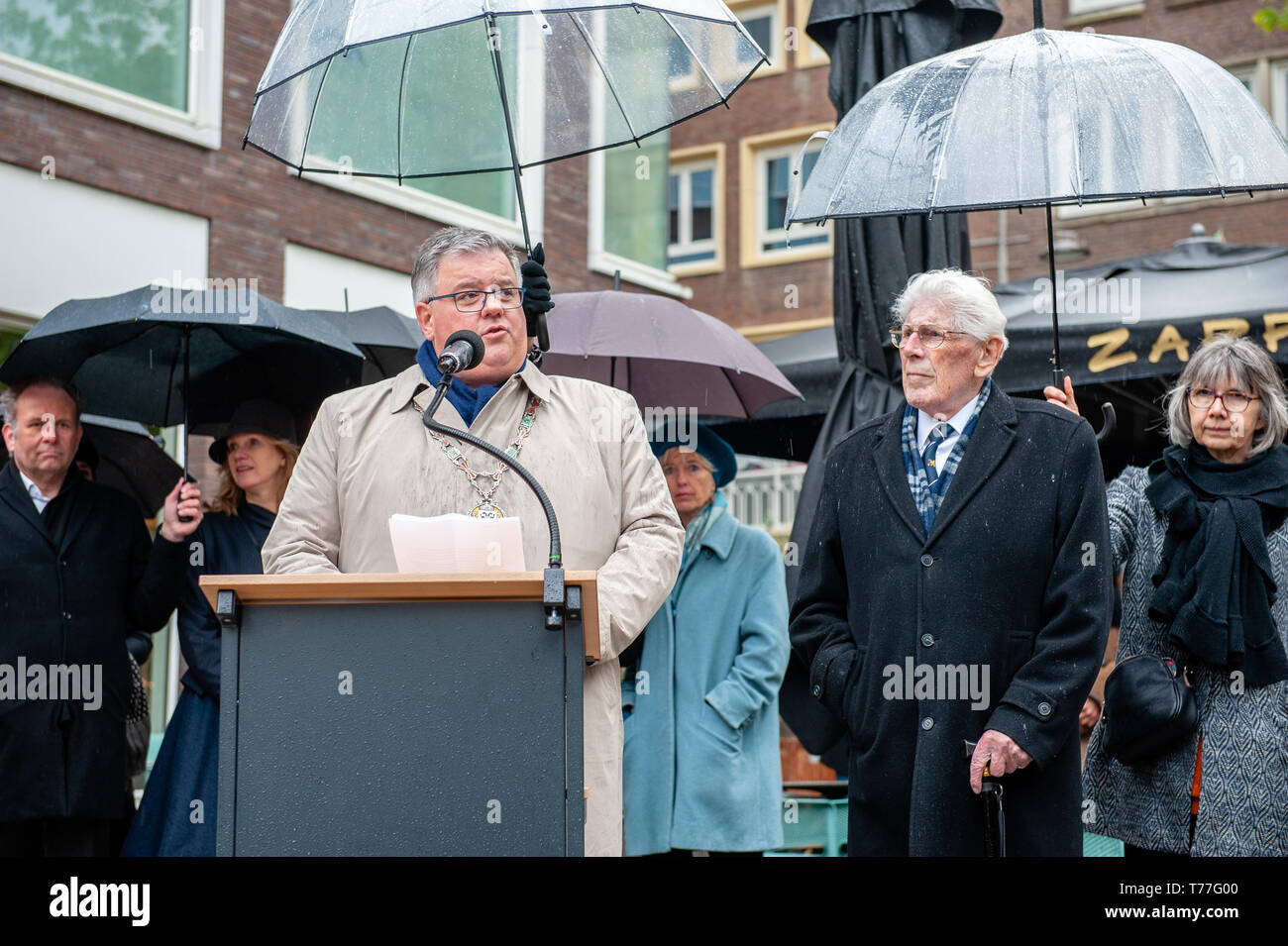 Nimègue, aux Pays-Bas. 04 mai, 2019. Maire de Nijmegen Hubert Bruls, est vu donner un discours par un ancien combattant de la DEUXIÈME GUERRE MONDIALE à ses côtés pendant l'événement. Célébrations du Jour du souvenir des victimes de la DEUXIÈME GUERRE MONDIALE à Nimègue a eu lieu avec plusieurs cérémonies, y compris : le dévoilement d'une plaque avec une liste d'honneur des soldats tombés de la DEUXIÈME GUERRE MONDIALE sur la place, 1944 Plein après cela, la commémoration a eu lieu au 'Kitty de wijze', puis de la église une procession silencieuse dans les rues de 'Keizer Traianusplein', où deux monuments des victimes de la DEUXIÈME GUERRE MONDIALE. Credit : SOPA/Alamy Images Limited Live Ne Banque D'Images