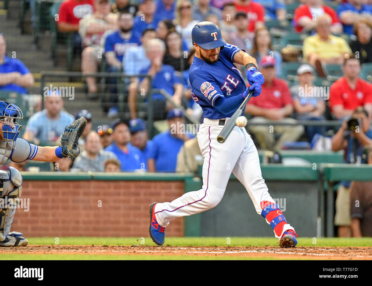 Texas, USA. 04 mai, 2019. Les Rangers du Texas catcher Isiah Kiner-Falefa # 9 hits un triple 3 en bas de la deuxième manche au cours d'un match de la MLB entre les Blue Jays de Toronto et les Rangers du Texas à Globe Life Park à Arlington, TX Texas défait 8-5 Toronto Crédit : Cal Sport Media/Alamy Live News Banque D'Images