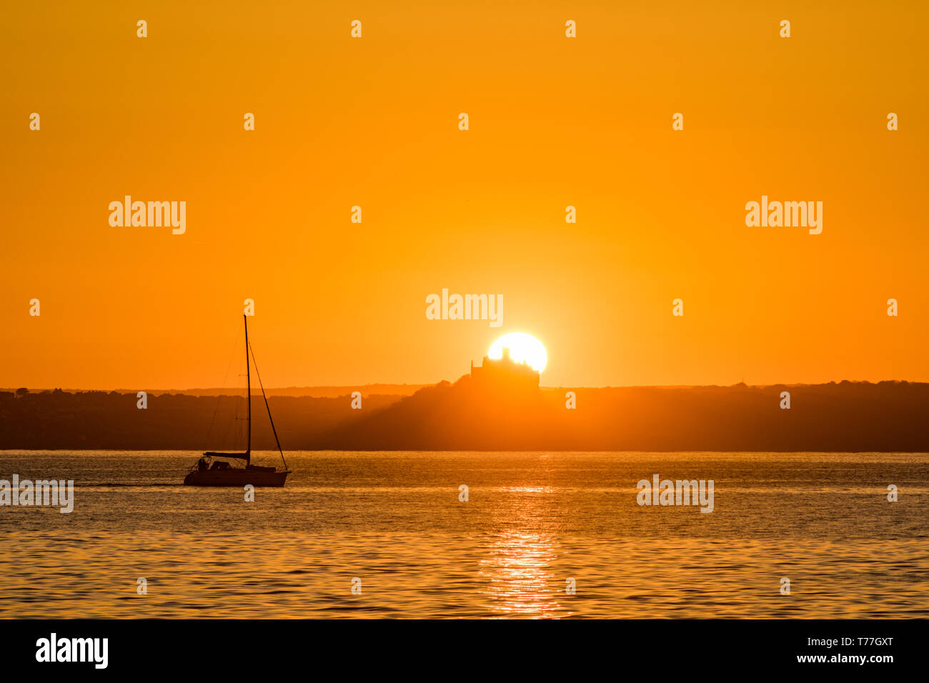 Newlyn, Cornwall, UK. 5e mai 2019. Météo britannique. En l'absence de vent et la mer est calme, le ciel était bleu ce yacht de Newlyn à mesure que le soleil s'élevait au-dessus de St Michaels Mount. Simon crédit Maycock / Alamy Live News. Banque D'Images