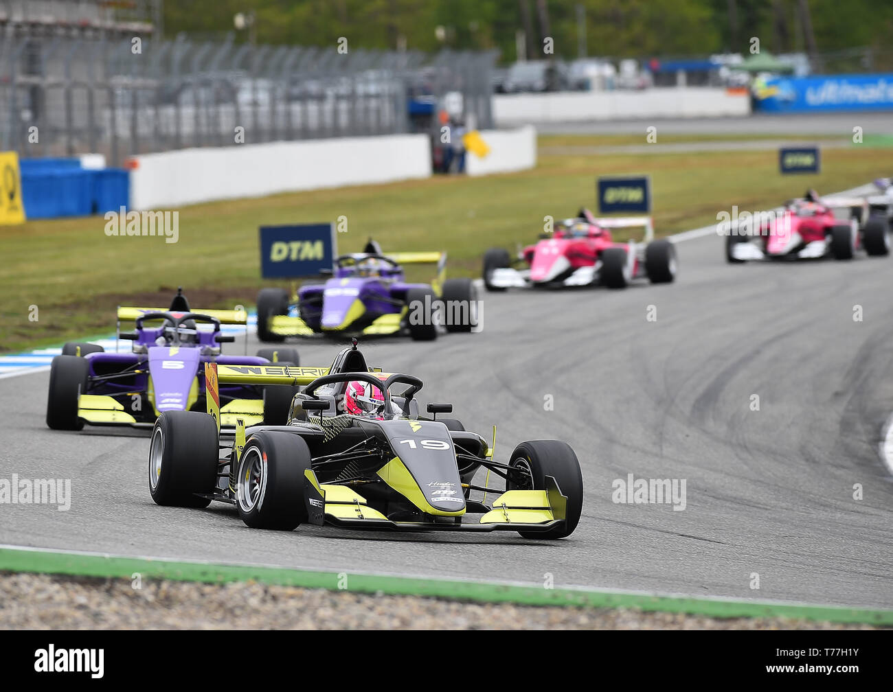 Hockenheim, Allemagne. 04 mai, 2019. Sport : W-Series, d'Hockenheim. Marta Garcia (Espagne) disques durs avant de Fabienne Wohlwend de Liechtenstein. Credit : Hasan Bratic/dpa/Alamy Live News Banque D'Images