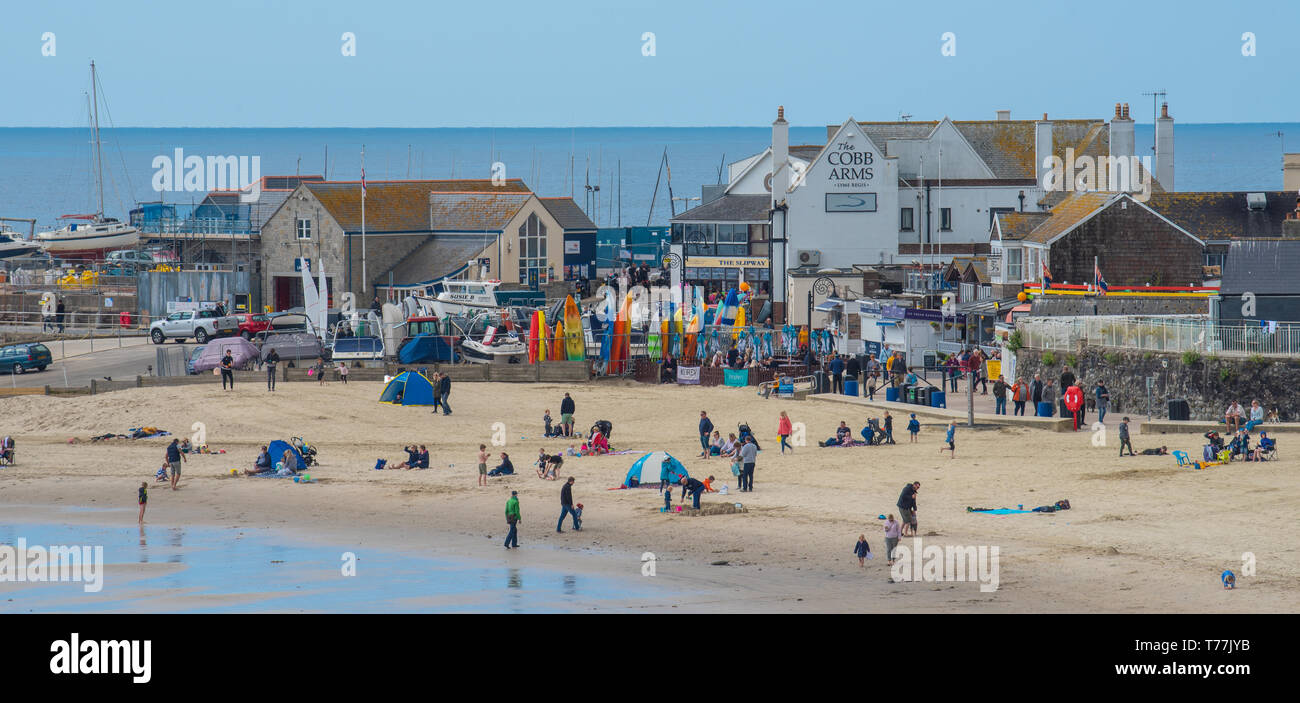 Lyme Regis, dans le Dorset, UK. 5e mai 2019. Météo France : Les Visiteurs Découvrez l'ensoleillé avec une légère brise rafraîchissante sur la plage de Lyme Regis. On prévoit des conditions plus fraîches sur la banque mai week-end de vacances. Credit : Celia McMahon/Alamy Live News. Banque D'Images