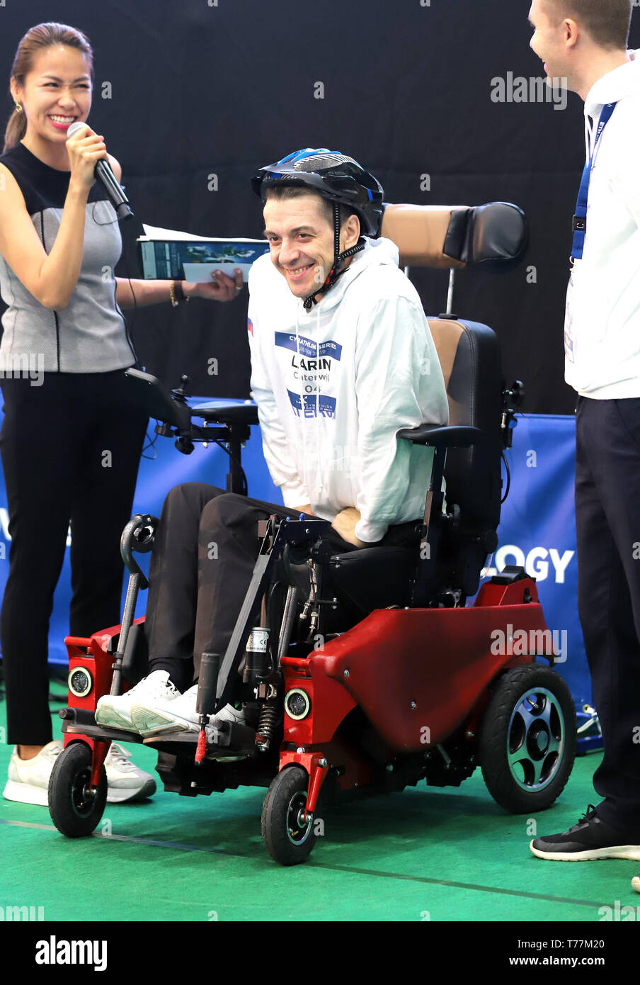 Kawasaki, Japon. 5 mai, 2019. Pilote russe Yuri Larin d Caterwil LLC équipe  sur un fauteuil roulant électrique spécial sourire alors qu'il efface  toutes les tâches pour le Cybathlon Powered Course en