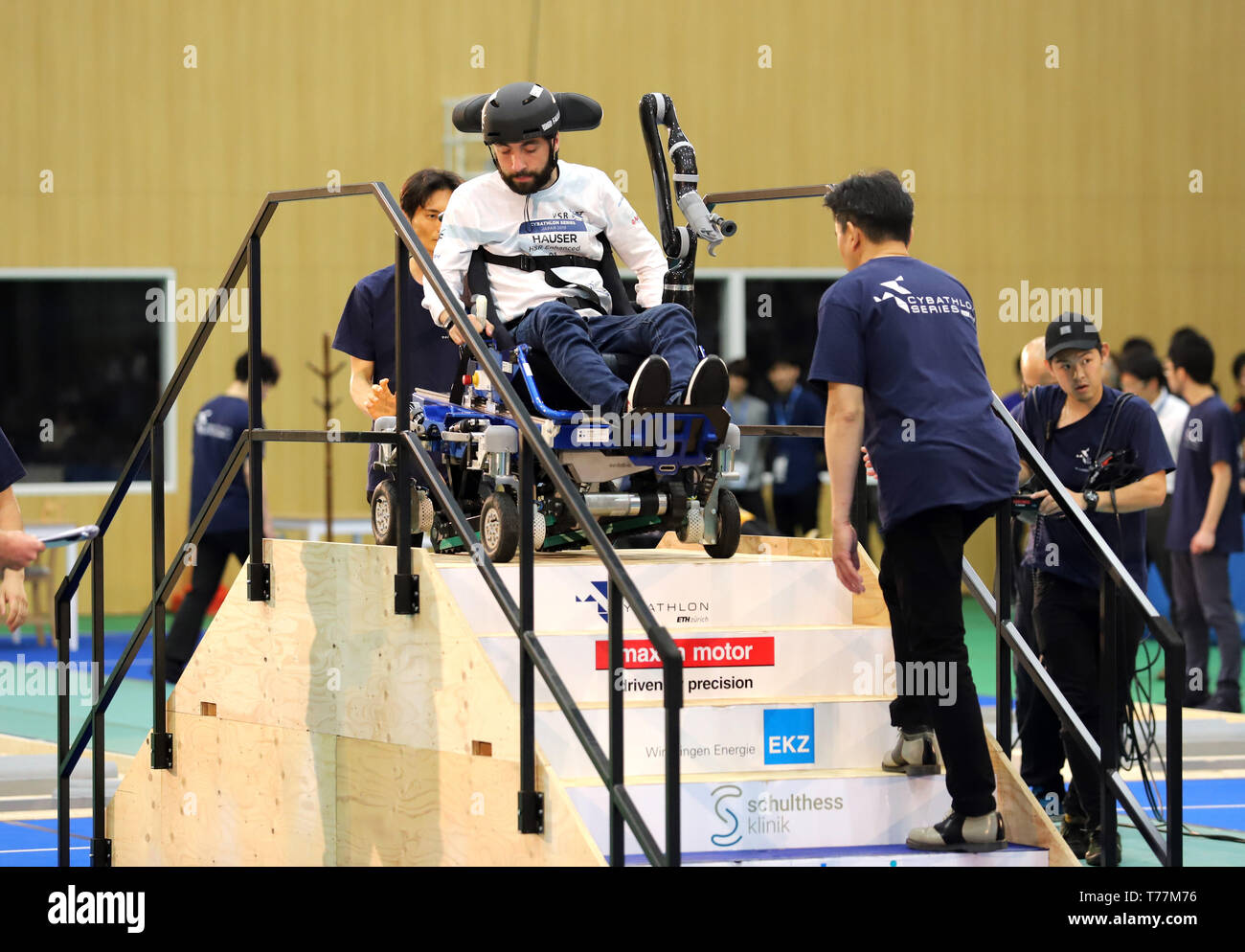 Kawasaki, Japon. 5 mai, 2019. Pilote suisse Florian Hauser de Science Appliquée de l'équipe de l'Université de Rapperswil conduit un fauteuil roulant électrique spécial pour descendre des escaliers pour effacer une tâche pour l'Cybathlon Powered Course en fauteuil roulant dans la banlieue de Tokyo, Kawasaki le dimanche, Mai 5, 2019. Huit équipes de la Russie, la Suisse, Hong Kong et le Japon a participé une course en fauteuil roulant intelligent avec handicap moteur les pilotes. Credit : Yoshio Tsunoda/AFLO/Alamy Live News Banque D'Images