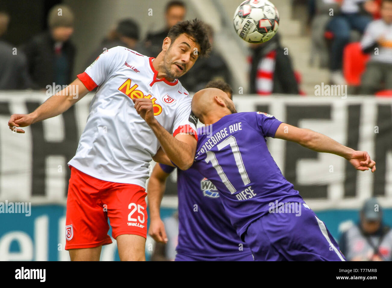 Regensburg, Allemagne. Le 05 mai, 2019. Soccer : 2ème Bundesliga, Jahn Regensburg - Erzgebirge Aue, 32e journée à l'Aréna Continental. Hamadi Al Ghaddioui de Ratisbonne (l) et Philipp Riese de aue dans l'en-tête duel. Credit : Armin Weigel/DPA - NOTE IMPORTANTE : en conformité avec les exigences de la DFL Deutsche Fußball Liga ou la DFB Deutscher Fußball-Bund, il est interdit d'utiliser ou avoir utilisé des photographies prises dans le stade et/ou la correspondance dans la séquence sous forme d'images et/ou vidéo-comme des séquences de photos./dpa/Alamy Live News Banque D'Images