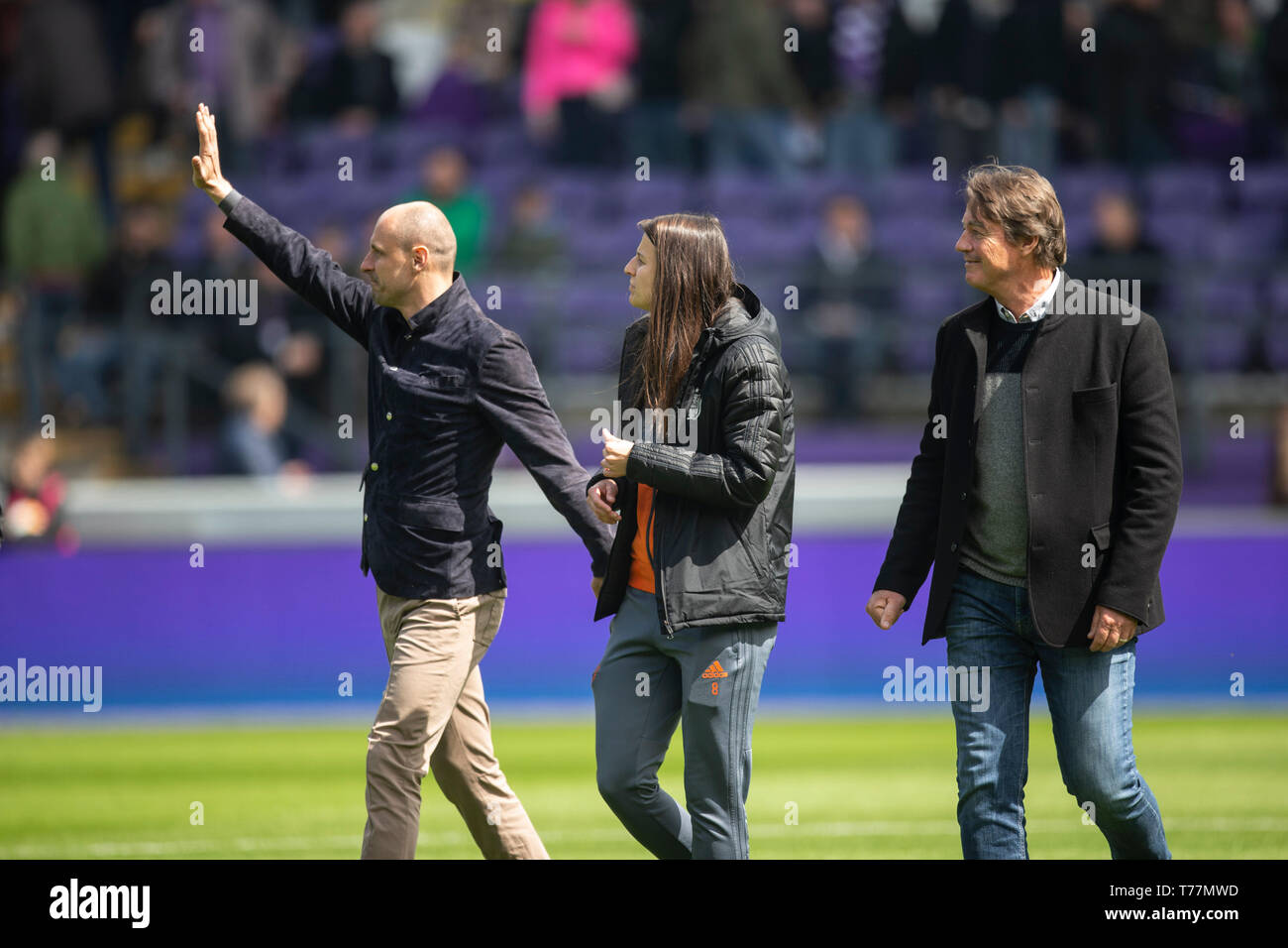 Bruxelles, Belgique. Le 05 mai, 2019. Bruxelles, Belgique - 05 MAI : Milan Jovanovic (ex-joueur des deux équipes) donne le coup d'envoi avec Laura De Neve (Anderlecht champion pour mesdames) et hockey champion du monde John-John Dohmen et ex-joueur Georges Grun au cours de la Jupiler Pro League play-off 1 Crédit : mat Pro Shots/Alamy Live News Banque D'Images