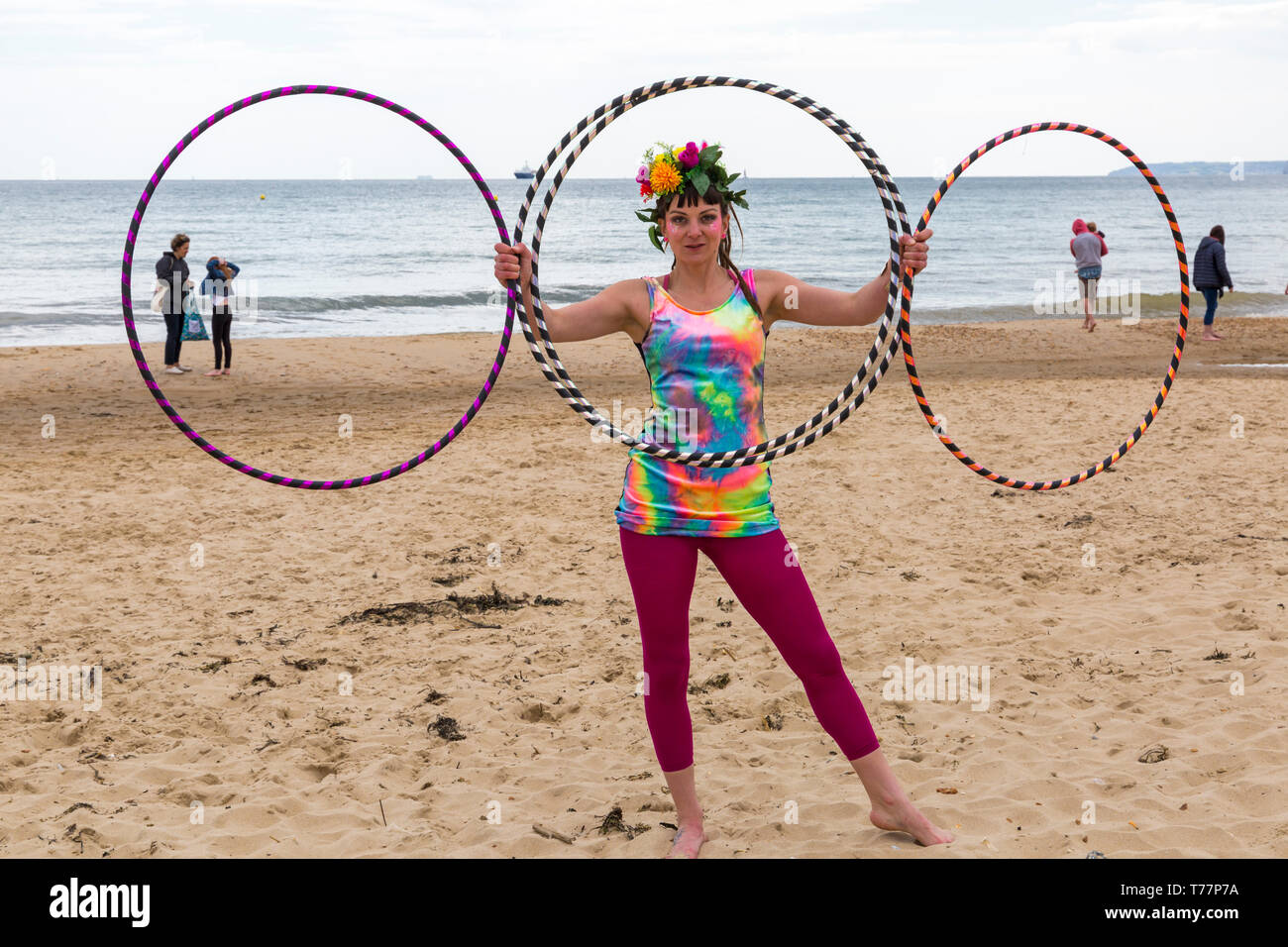 , Boscombe Bournemouth, Dorset, UK. 5e mai 2019. Arts Émergents de Bournemouth (Fringe Festival BEAF) attire les visiteurs à Boscombe. Reefiesta tropical Reef urbaine prise tiki - Lottie Lucid avec ses cerceaux. Credit : Carolyn Jenkins/Alamy Live News Banque D'Images