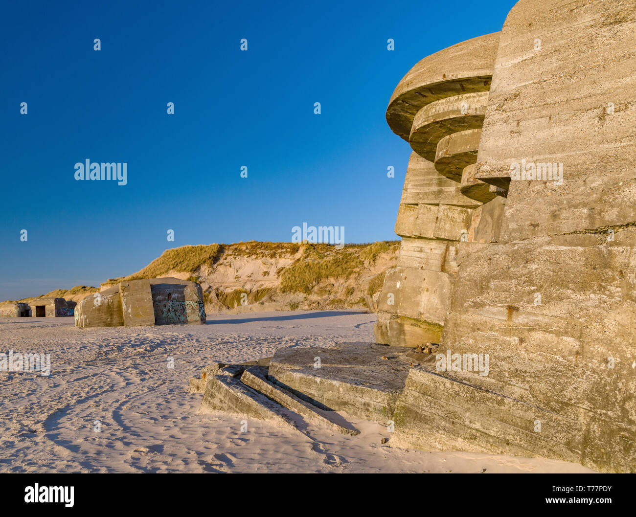22 avril 2019, le Danemark, l'Lökken : bunkers allemands de la Seconde Guerre mondiale sur la plage sur la côte ouest, près de la station de vacances. Les bunkers appartiennent à un complexe de bunkers 50 construit en 1943 et 1944, et 50 autres bâtiments en béton et en bois qui faisaient partie de la "Mur de l'Atlantique". Photo : Patrick Pleul/dpa-Zentralbild/ZB Banque D'Images