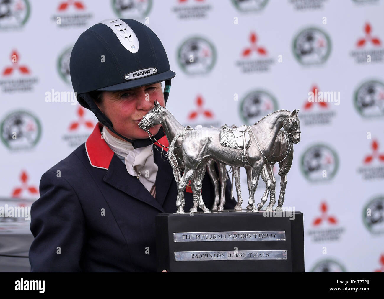 Offres et demandes de badminton, badminton, au Royaume-Uni. 5 mai, 2019. Mitsubishi Motors Badminton Horse Trials, jour 5 ; Piggy French (GBR) embrasse le trophée gagnants après avoir remporté le 2019 Badminton équitation VANES KAMIRA le jour 5 de la 2019 Badminton Horse Trials Action Crédit : Plus Sport/Alamy Live News Banque D'Images