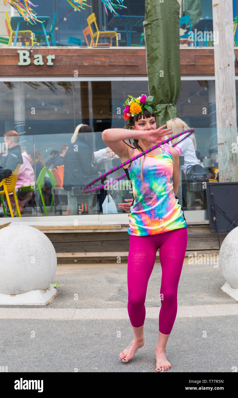 , Boscombe Bournemouth, Dorset, UK. 5e mai 2019. Arts Émergents de Bournemouth (Fringe Festival BEAF) attire les visiteurs à Boscombe. Reefiesta tropical Reef urbaine prise tiki - Lottie Lucid avec ses cerceaux. Credit : Carolyn Jenkins/Alamy Live News Banque D'Images