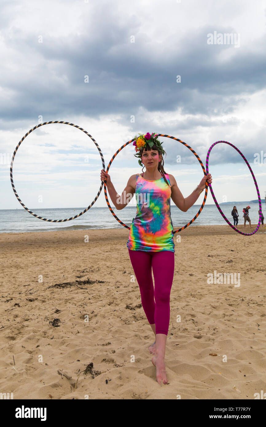 , Boscombe Bournemouth, Dorset, UK. 5e mai 2019. Arts Émergents de Bournemouth (Fringe Festival BEAF) attire les visiteurs à Boscombe. Reefiesta tropical Reef urbaine prise tiki - Lottie Lucid avec ses cerceaux. Credit : Carolyn Jenkins/Alamy Live News Banque D'Images